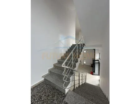 Qera, Godinë Biznesi 3-Katëshe, Domje.UNA39402