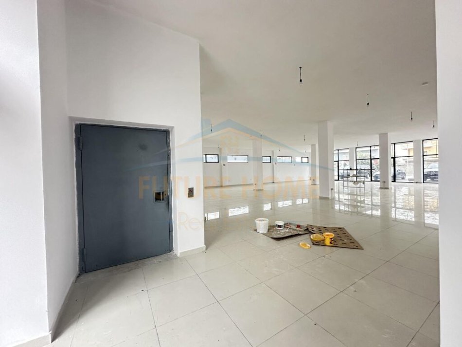 Tirane, jap me qera ambjent biznesi Kati 0, 2.000 m² 2.500 € (laknas tirane)