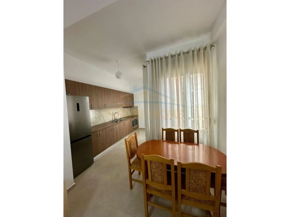 Tirane, jepet me qera 1+1 Kati 3, 75 m² 350 € (Kinostudio)