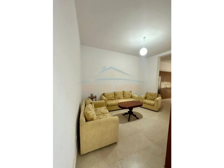 Tirane, jepet me qera 1+1 Kati 3, 75 m² 350 € (Kinostudio)