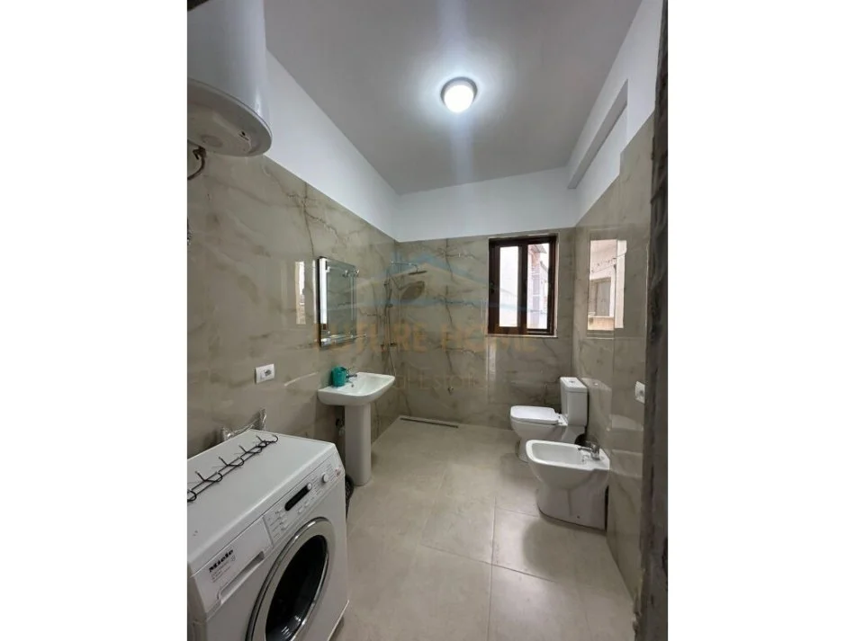 Tirane, jepet me qera 1+1 Kati 3, 75 m² 350 € (Kinostudio)