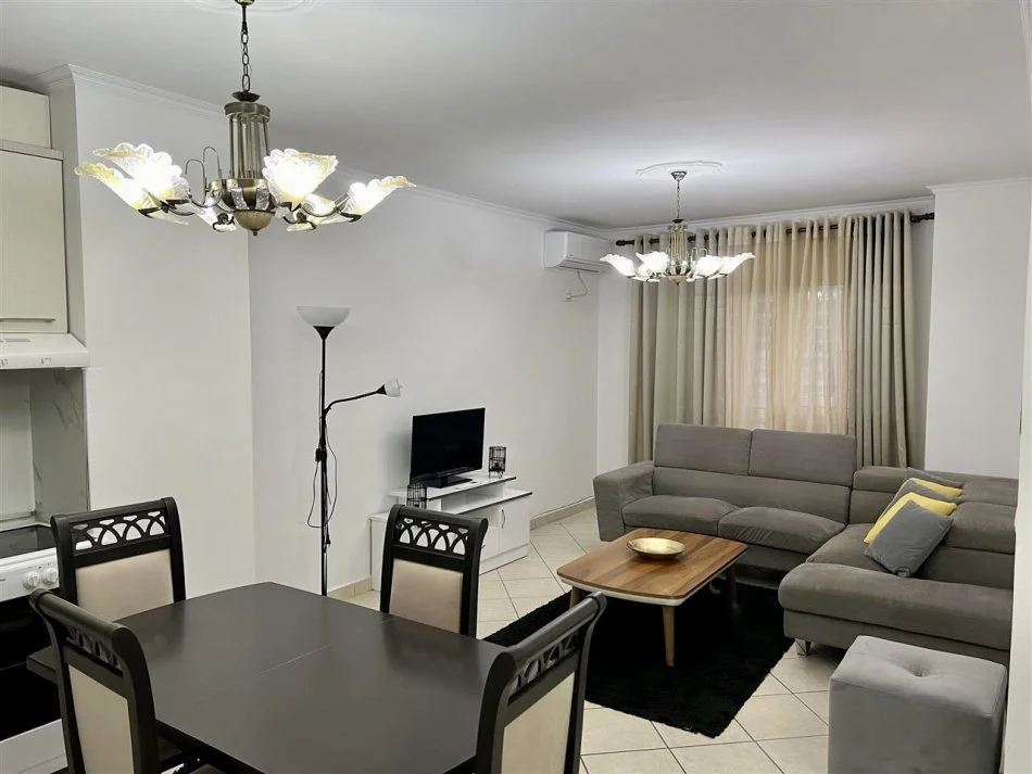 Tirane, jepet me qera apartament 2+1+Ballkon Kati 4, 98 m² 600 € (Rruga Tish Daija)