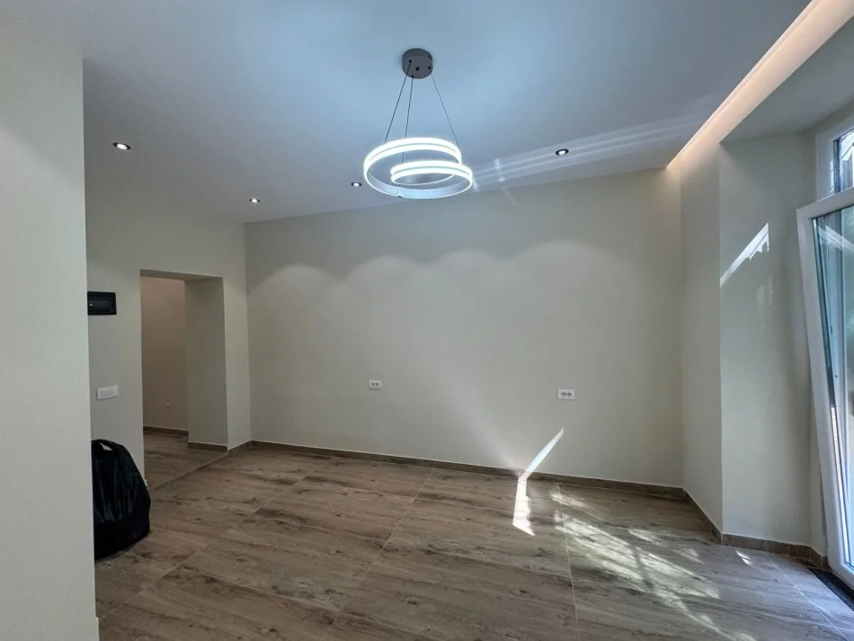 Tirane, jepet me qera apartament 1+1 Kati 0, 52 m² 650 € 