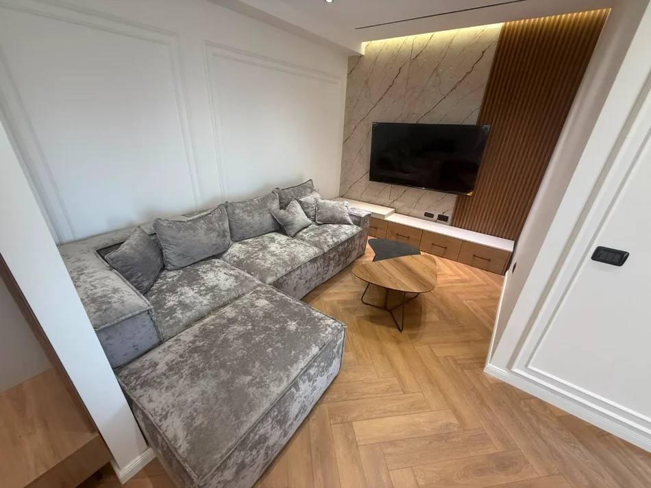 Tirane, shitet apartament 2+1+Ballkon Kati 7, 101 m² 230.000 € (Bulevardi Bajram Curri)