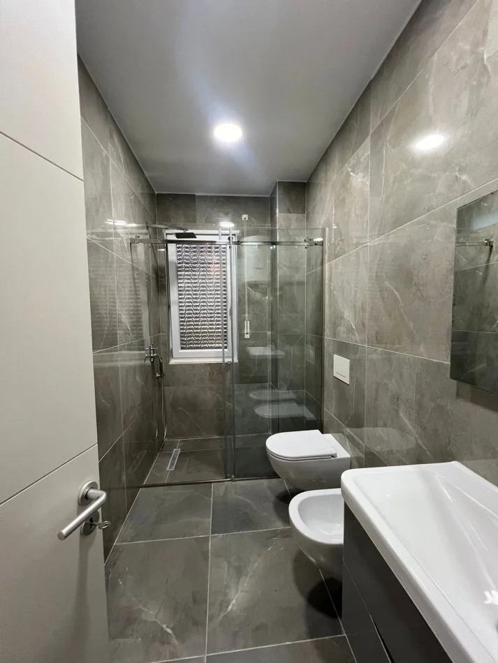 Tirane, jepet me qera apartament 2+1 Kati 2, 150 m² 800 € (Kopshti botanik)