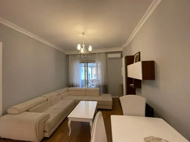 Tirane, jepet me qera apartament 1+1 Kati 4, 73 m² 700 Euro (Rruga e Barrikadave)