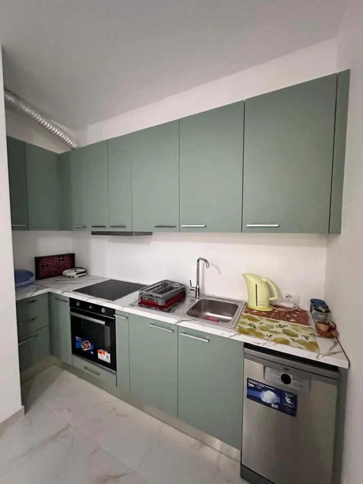 Tirane, jepet me qera apartament 1+1 Kati 6, 68 m² 500 € (Rruga e Kavajes, perball Birra Tirana — Pallati Henke)