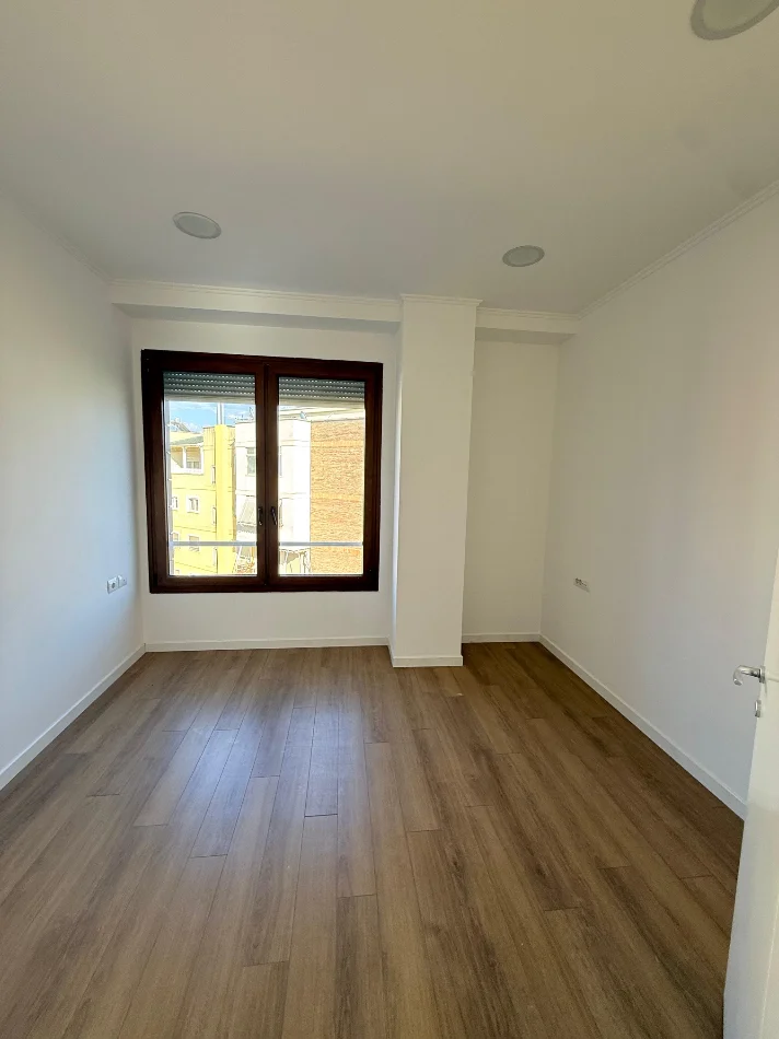 Tirane, jepet me qera zyre Kati 3, 180 m² 2.400 € (Kompleksi delijorgji)