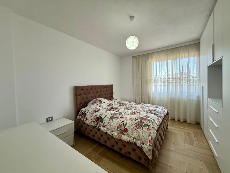 Tirane, jepet me qera apartament 2+1+Aneks+Ballkon Kati 4, 95 m² 900 € 