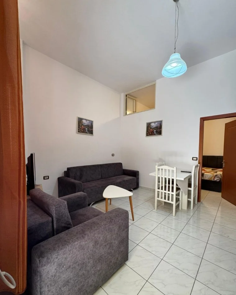 Tirane, jepet me qera apartament 1+1 Kati 0, 40 m² 350 € (rruga 5 Maj)