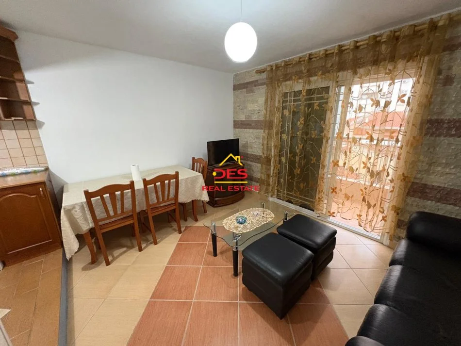 Vlore, jepet me qera apartament 1+1+Ballkon Kati 5, 57 m² 280 € (Rruga Dush Strati)