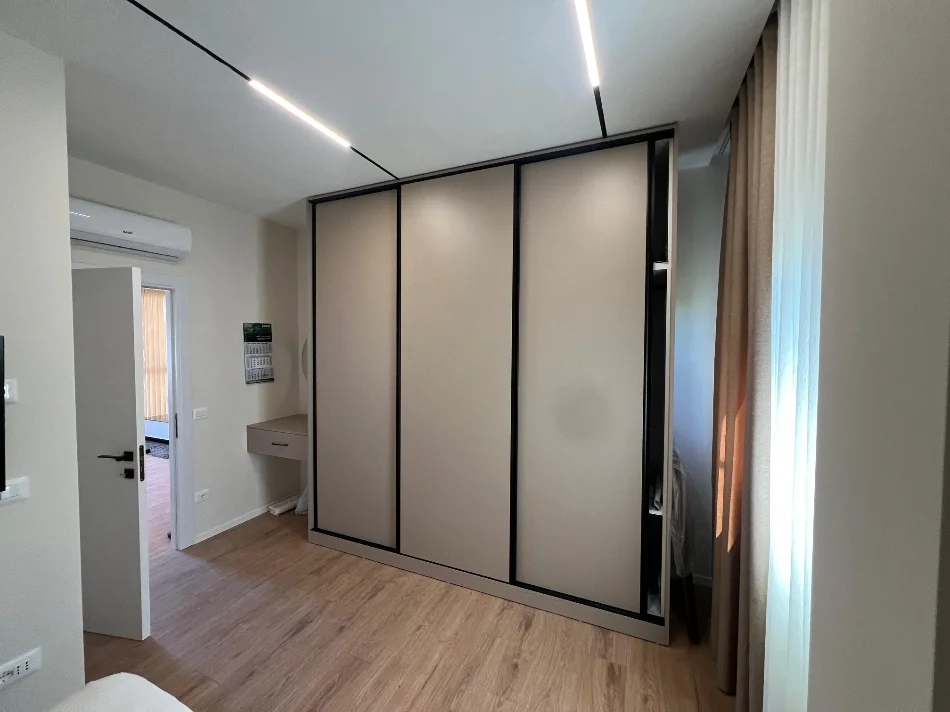 Tirane, jepet me qera apartament 1+1+Ballkon Kati 3, 67 m² 450 € (Rruga Tomi Kristo)