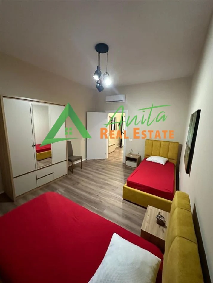 Tirane, jepet me qera apartament 2+1+Ballkon Kati 8, 110 m² 700 € (Pazari i Ri)