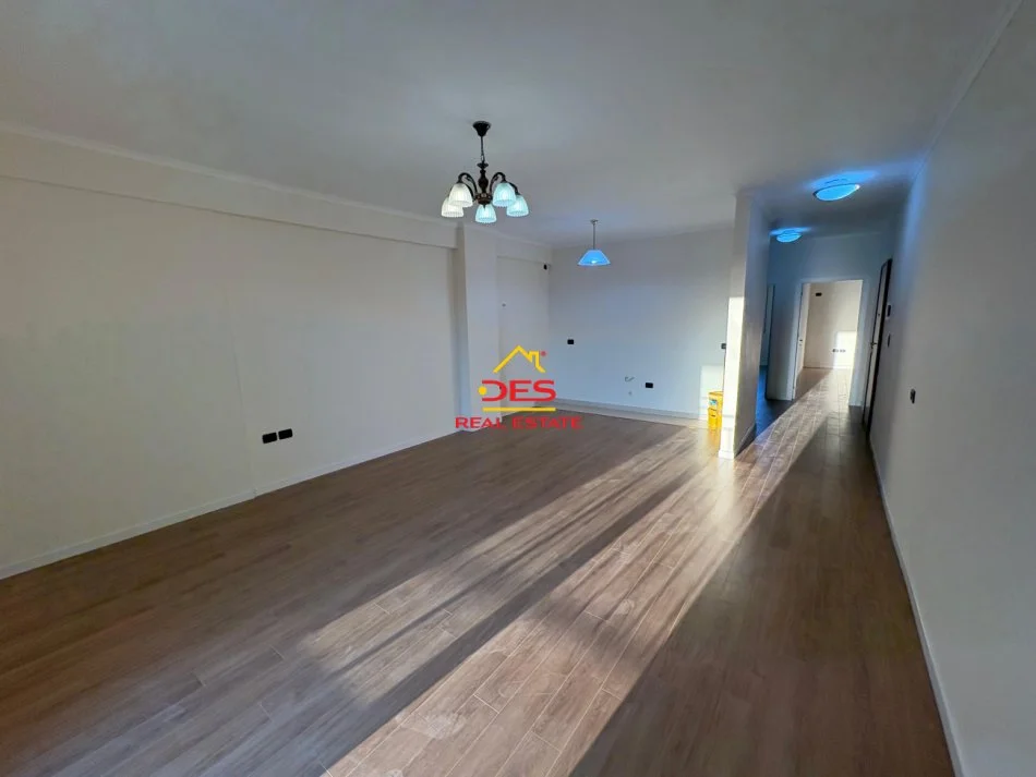 Vlore, shitet apartament 2+1+Ballkon Kati 11, 116 m² (Rruga Çajupi)