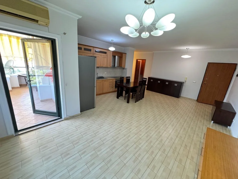 Tirane, jepet me qera 2+1+Ballkon Kati 8, 100 m² 700 € (Stacioni i Trenit, Prane Postes)