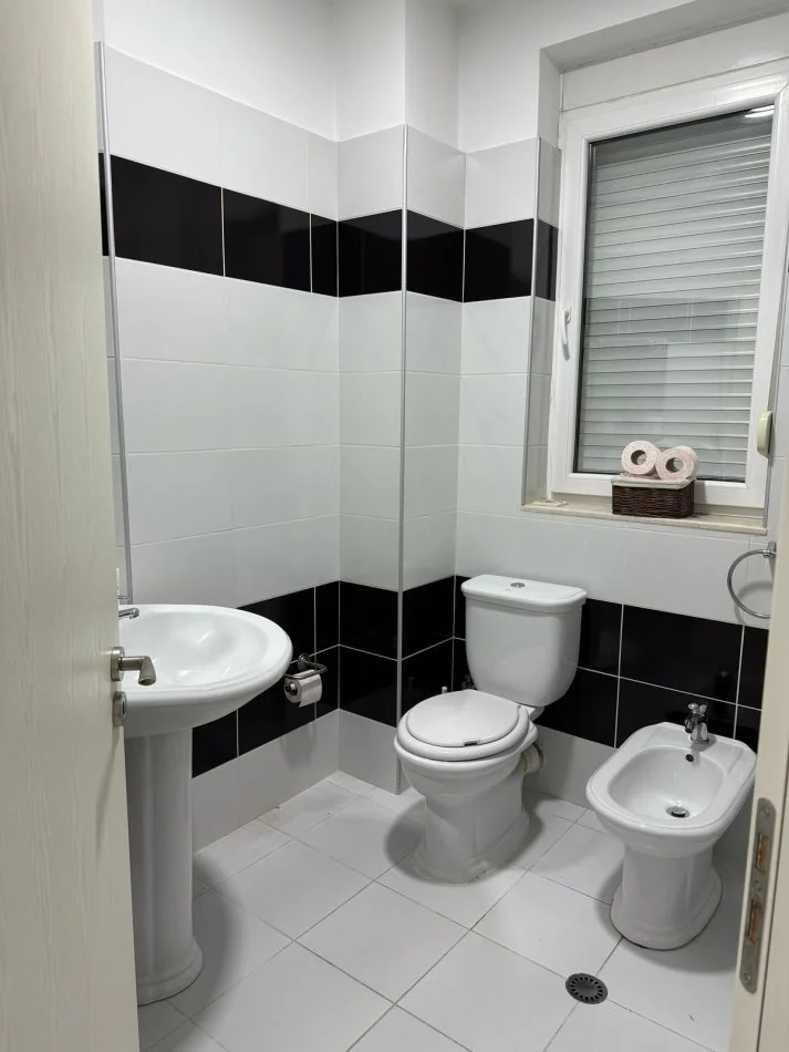 Tirane, jepet me qera apartament duplex 3+1+Ballkon Kati 0, 125 m² 1.200 € (Rezidenca Kodra e Diellit 1)
