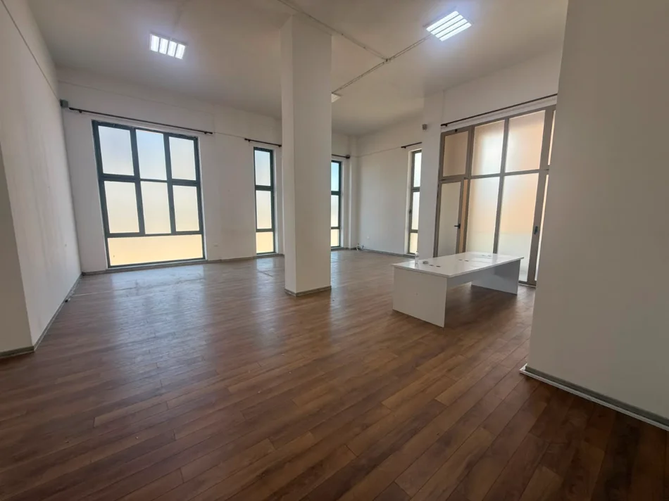 Tirane, jepet me qera ambjent biznesi Kati 1, 220 m² 1.500 € (Xhamllik)