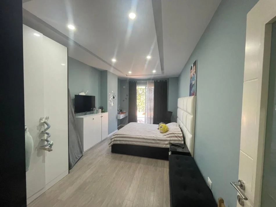 Tirane, shitet 2+1+Ballkon Kati 1, 100 m² 270.000 € 
