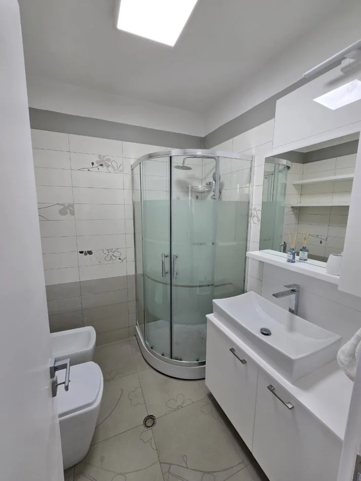 Tirane, jepet me qera apartament 3+1 , 110 m² 700 € (Pazari i ri)