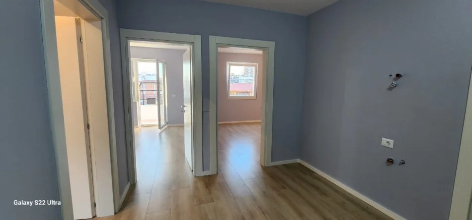 Tirane, jepet me qera apartament 2+1+Ballkon Kati 4, 90 m² 500 € (Pazari i Ri)