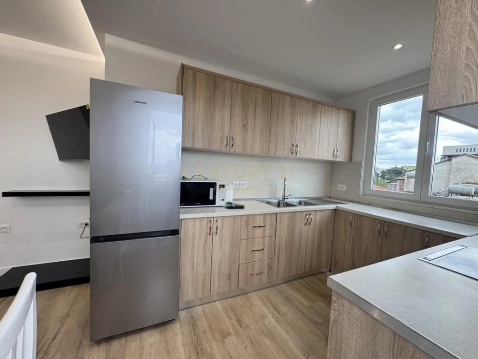 Tirane, jepet me qera apartament 2+1+Ballkon Kati 4, 84 m² 600 € (Rruga e Dibres)