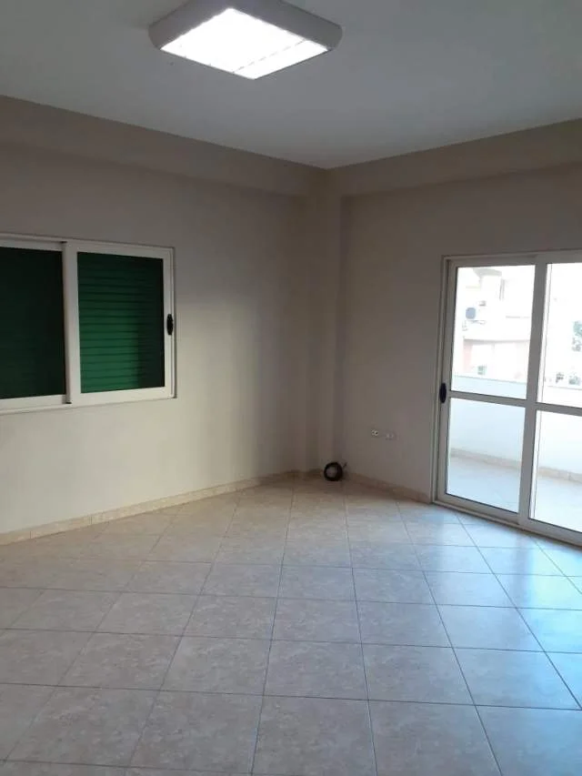 Tirane, jepet me qera apartament 3+1 Kati 3, 250 m² 500 Euro (Kodra e Diellit)