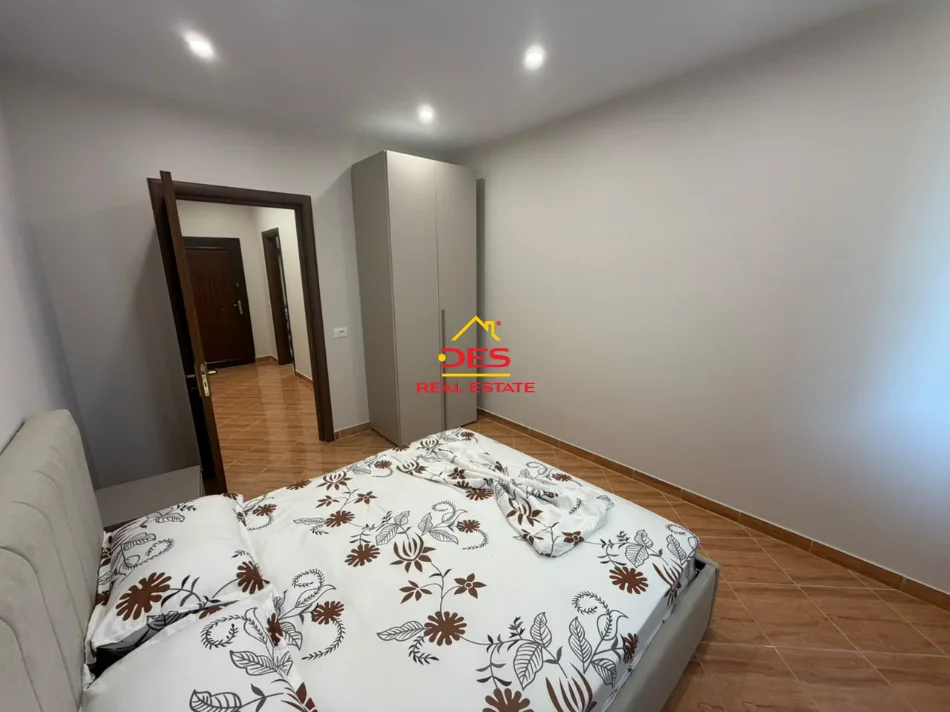 Vlore, jepet me qera apartament 1+1+Ballkon Kati 3, 70 m² 430 € (Rruga Sazani)