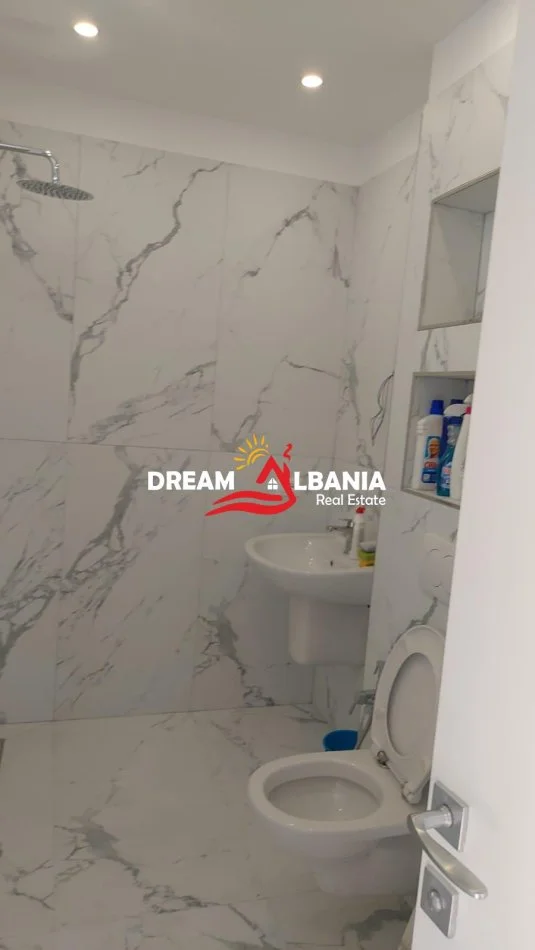 Tirane, jepet me qera apartament 1+1 , 75 m²550 € (prane Medresese)