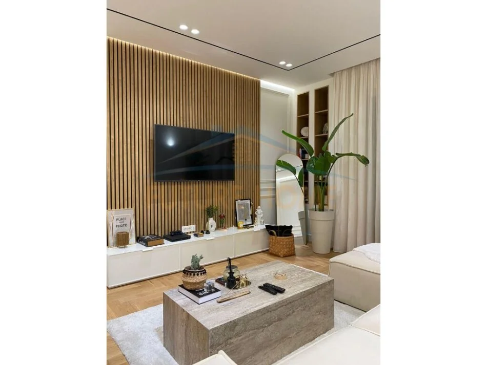 Shitet, Apartament 1+1, Rruga 5 Maj, Tiranë.