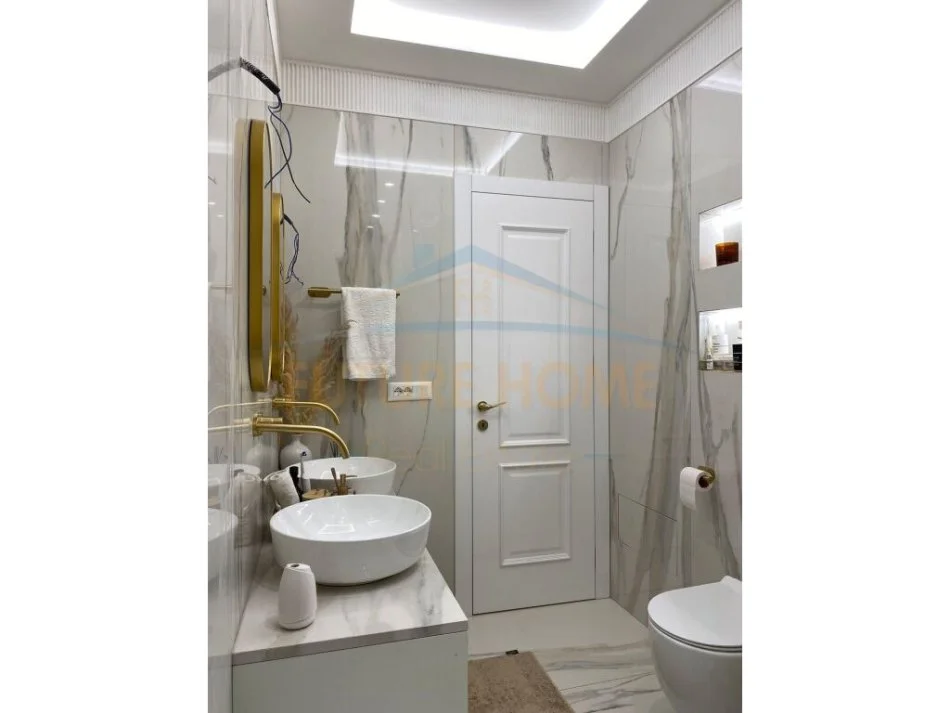 Shitet, Apartament 1+1, Rruga 5 Maj, Tiranë.