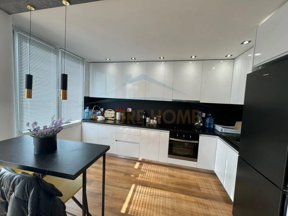 SHITET APARTAMENTI 2+1+2 ,21 DHJETORI