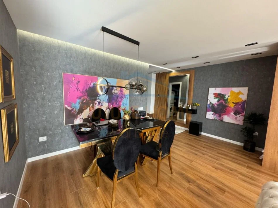 SHITET APARTAMENTI 2+1+2 ,21 DHJETORI