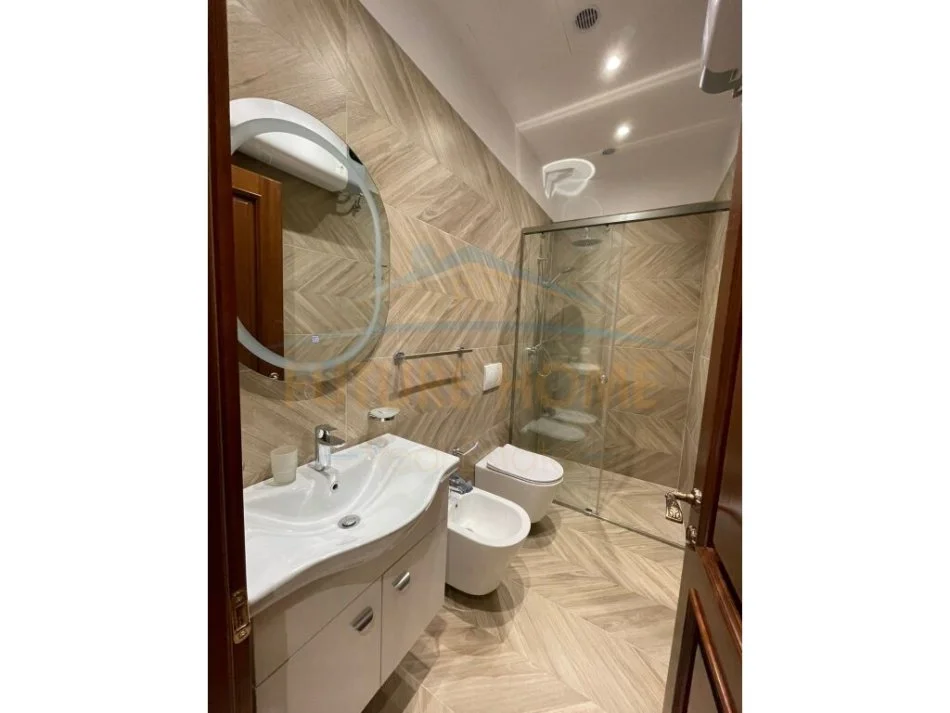 Durres, jepet me qera apartament duplex 3+1+Aneks+Ballkon Kati 2, 120 m² 1.000 € 