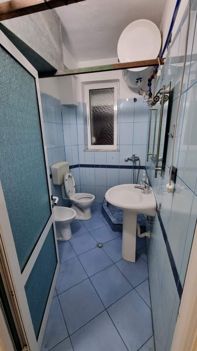 Tirane, jepet me qera apartament 1+1 Kati 3, 55 m² 300 Euro (Ferit Xhajko)
