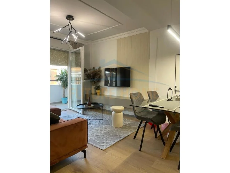 Tirane, jepet me qera apartament 2+1+Aneks, Kati 4, 100 m² 800 € (komuna parisit)