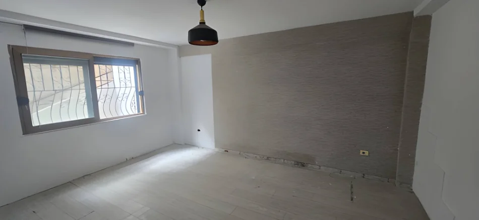 Tirane, jepet me qera ambjent biznesi Kati 1, 120 m² 1.000 € (Sheshi Wilson / Ish-Blloku)