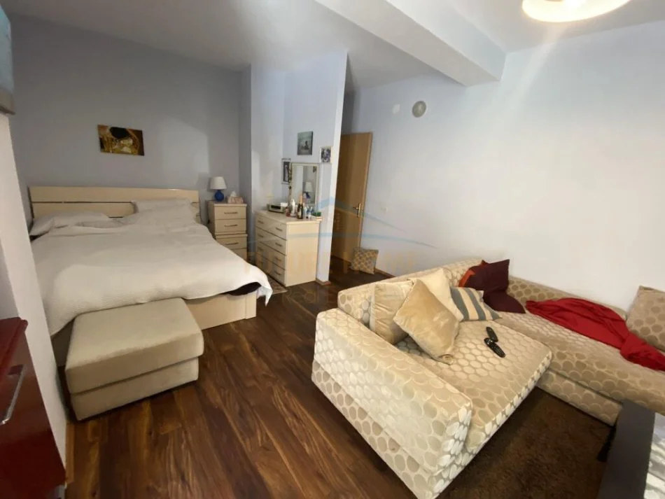 Shitet, Apartament 3+1, në Rrugën Kongresi Manastirit, Tiranë.