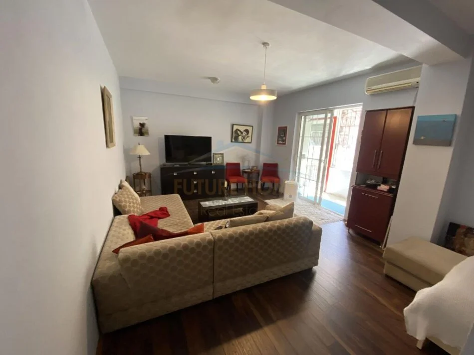 Shitet, Apartament 3+1, në Rrugën Kongresi Manastirit, Tiranë.