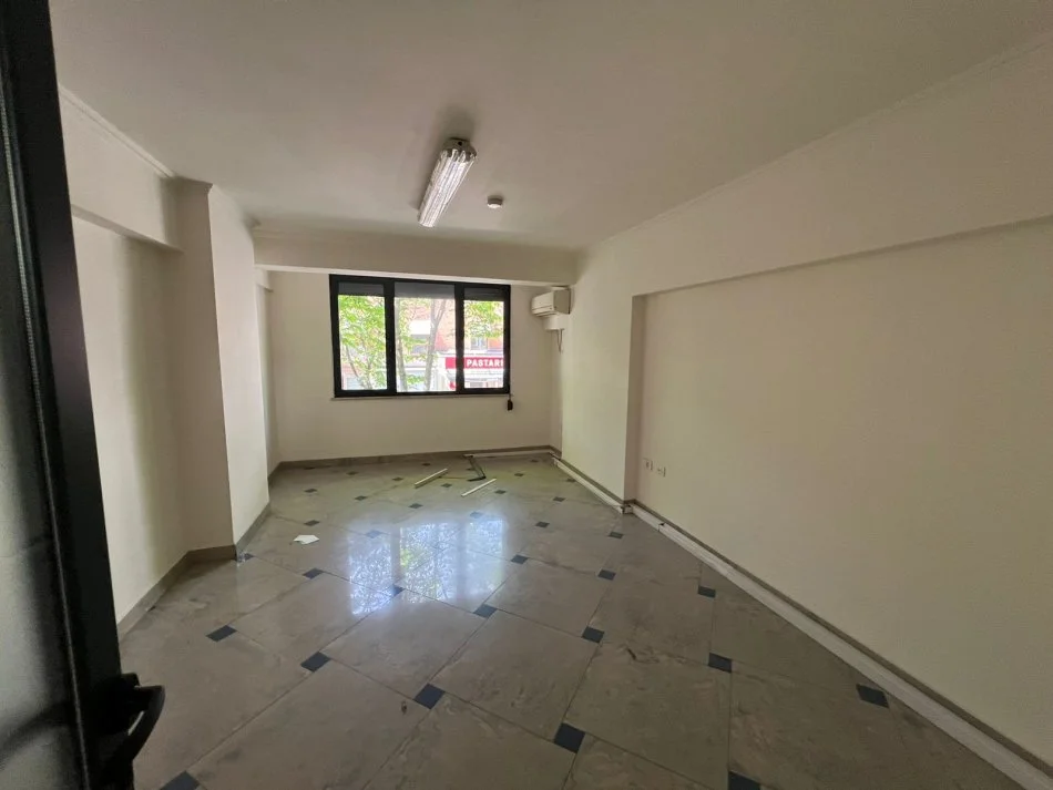 Tirane, shitet ambjent biznesi Kati 0, 350 m² 1.600.000 € (Sheshi Wilson)