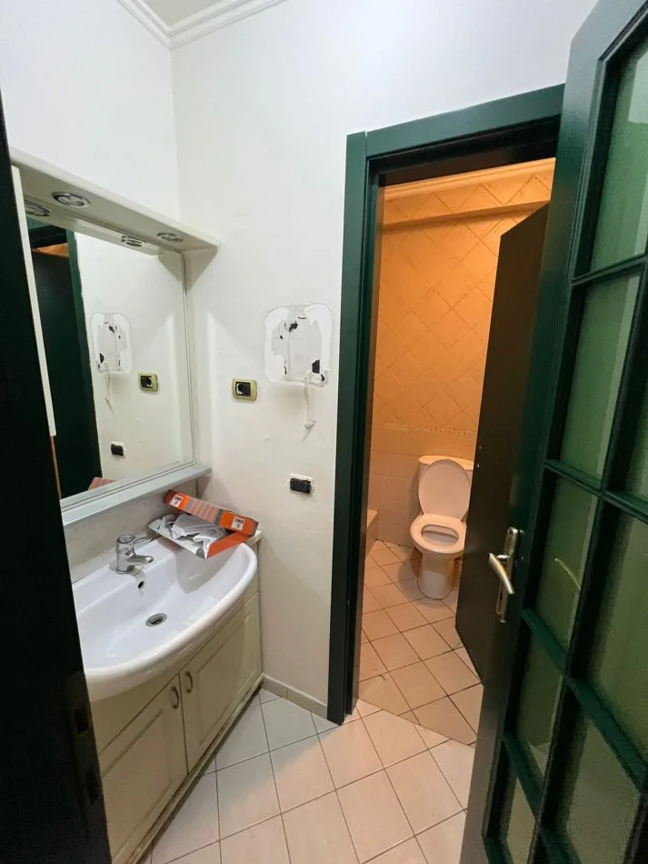 Tirane, shitet ambjent biznesi Kati 0, 350 m² 1.600.000 € (Sheshi Wilson)