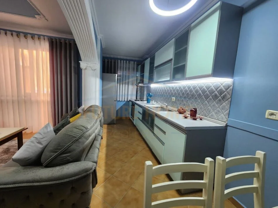 Qera, Apartament 2+1, Rruga 5 Maji, Tiranë.