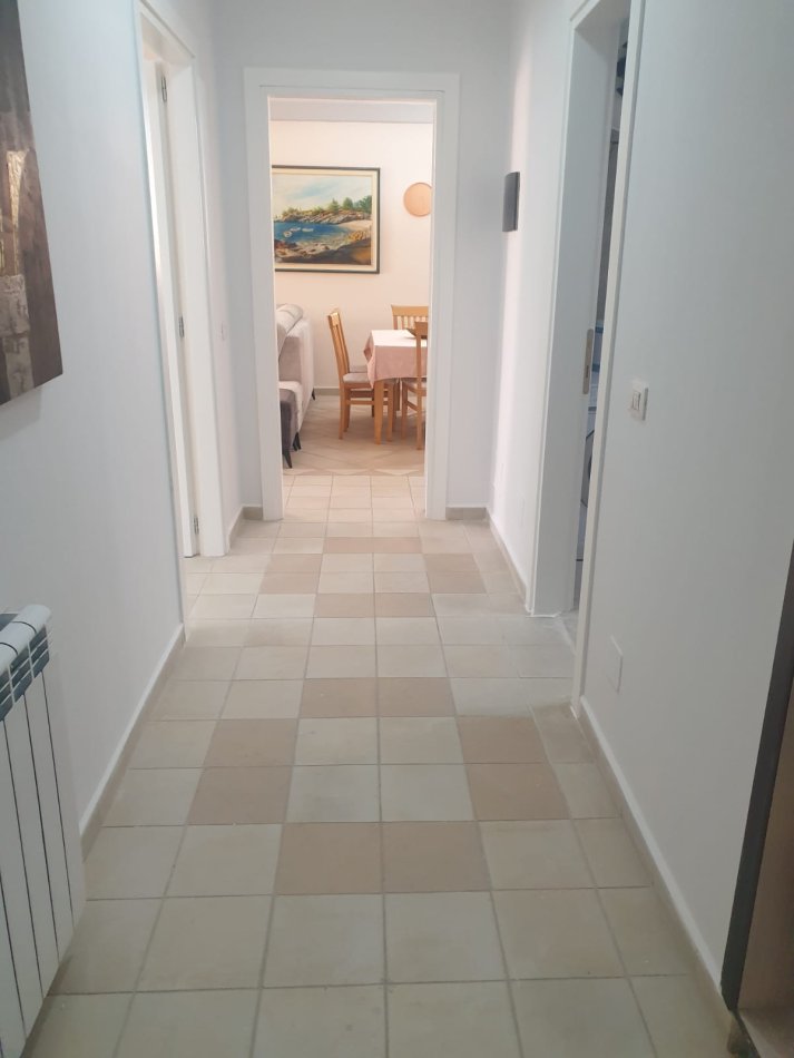 Tirane, jepet me qera apartament 2+1+Ballkon Kati 3, 115 m² 700 € (Tek Mozaiku, Rruga Muhamet Gjollesha)