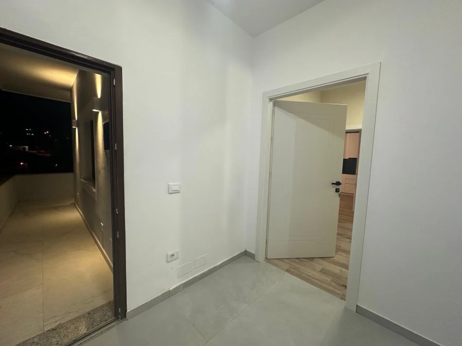 Qira,Hyrje Private 2+1+2blk+Post Parkimi, Sauk, 500 Euro/Muaj