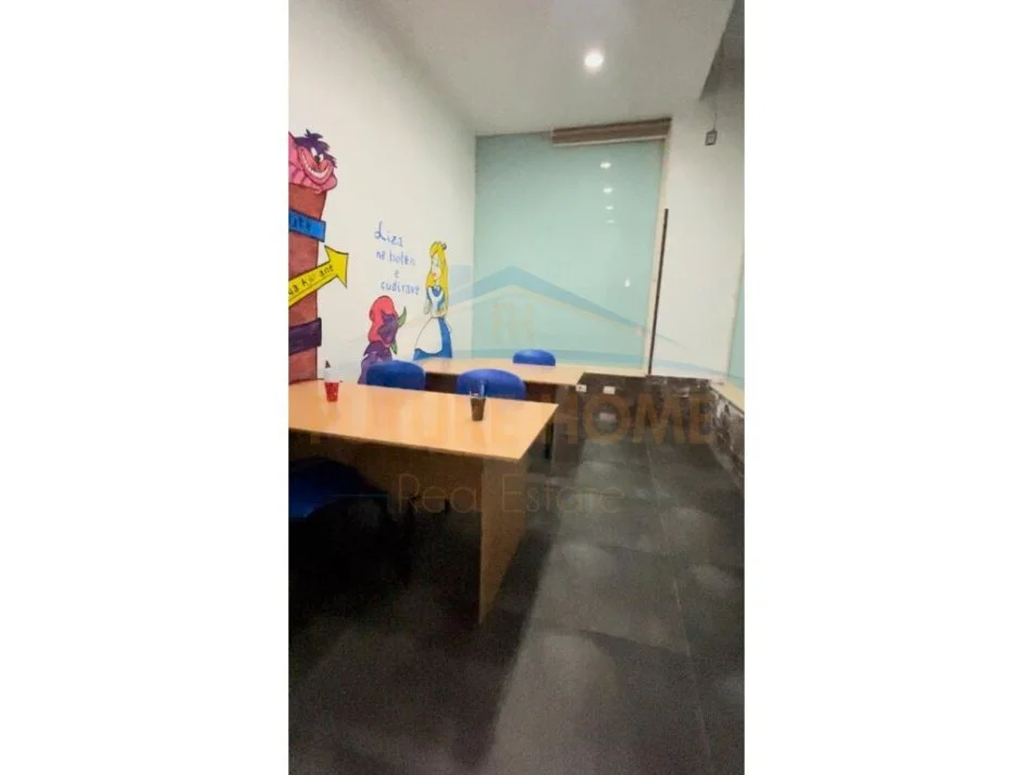 Tirane, jepet me qera ambjent biznesi Kati 0, 78 m² 300 € 
