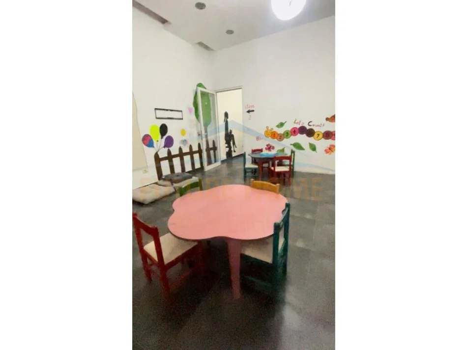 Tirane, jepet me qera ambjent biznesi Kati 0, 78 m² 300 € 