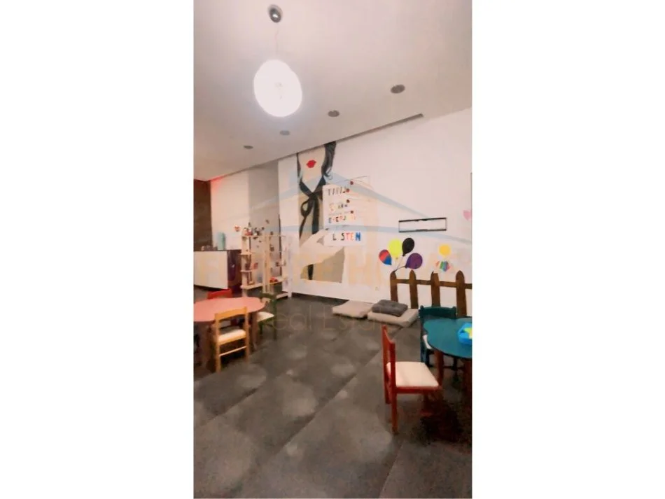 Tirane, jepet me qera ambjent biznesi Kati 0, 78 m² 300 € 