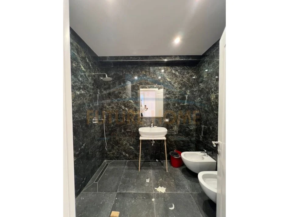 Tirane, jepet me qera apartament 2+1 Kati 4, 128 m² 1.200 € (Komuna e Parisit)