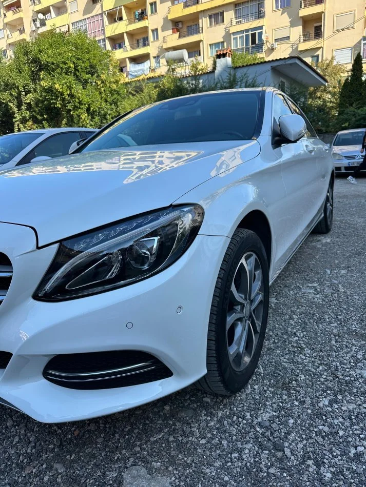 Tirane, shitet makine Mercedes Benz - C 220 Nafte, e bardhë automatik Klima 117.000 km 17.000 €