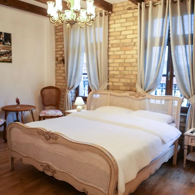 OFROJME AKOMODIM NE NJE NGA HOTELET ME MIKPRITESE DHE TE REHATSHEM NE KORCE,VILA SONNET