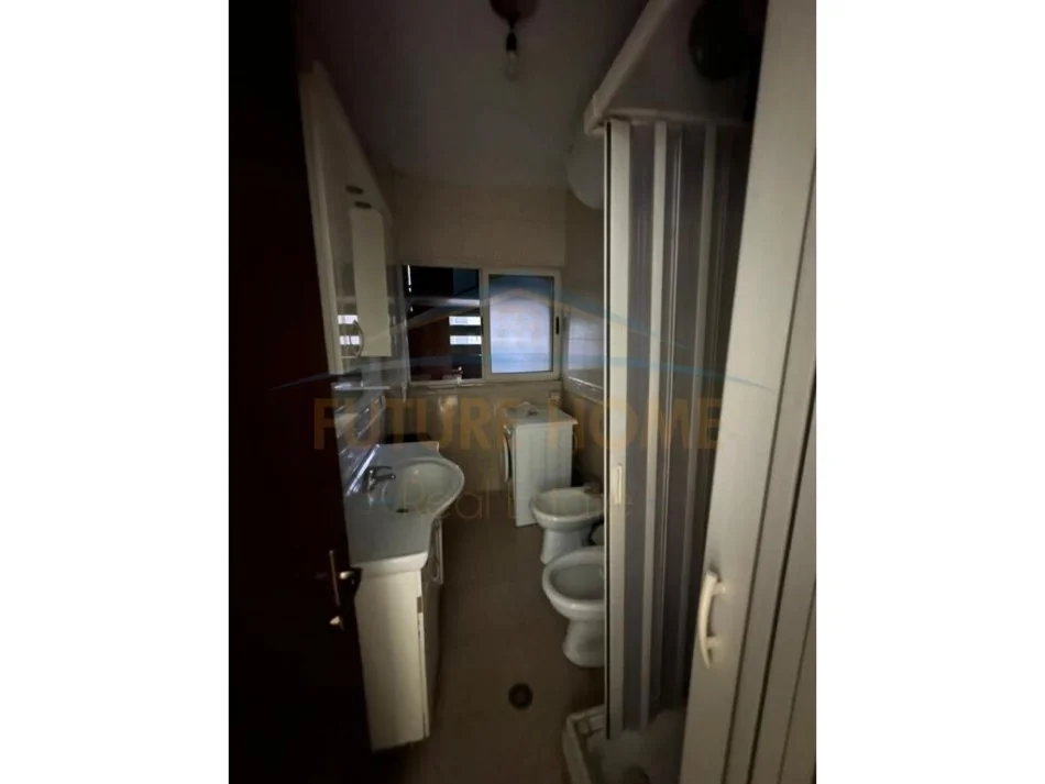 Shitet, Apartament 1+1, Fusha e Aviacionit, Tiranë.
Cmimi 83,000euro